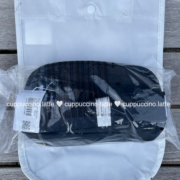 🖤NWT🤍Lululemon Athletica Everywhere Belt Bag in Black/White - Extended Strap - Picture 4 of 15